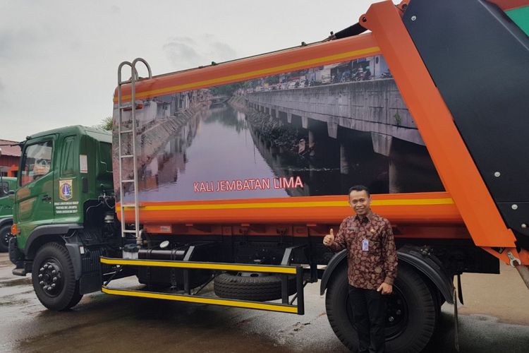 Truk sampah compactor yang baru saja dibeli oleh Pemerintah Provinsi DKI Jakarta