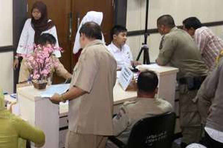 Sejumlah petugas membantu warga mengisi formulir pendaftaran di kantor Dinas Kependudukan dan Pencatatan Sipil Tigaraksa, Tangerang, Senin (29/8/2016). Sebagian besar warga mengurus e-KTP, KK, dan akta kelahiran.
