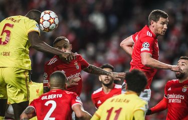 Bek Liverpool Ibrahima Konate menyundul bola yang kemudian menghasilkan gol gawang Benfica dalam laga perempat final Liga Champions di Estadio do SL Benfica, Rabu (6/4/2022) dini hari WIB.