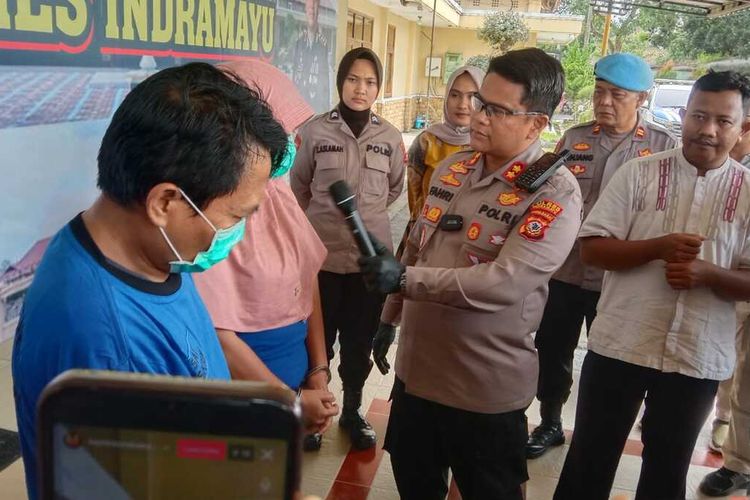 Kapolres Indramayu, AKBP Fahri Siregar memberikan pertanyaan kepada pasangan suami istri yang diduga menjadi pelaku Arisan Bodong, Selasa (28/2/2023). Atas tindakan keduanya, sebanyak 159 korban alami kerugian capai 1.5 milyar.