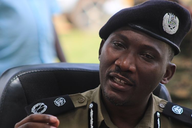 Andrew Kaweesi, juru bicara kepolisian Uganda yang tewas ditembak di depan kediamannya di ibu kota Kampala.