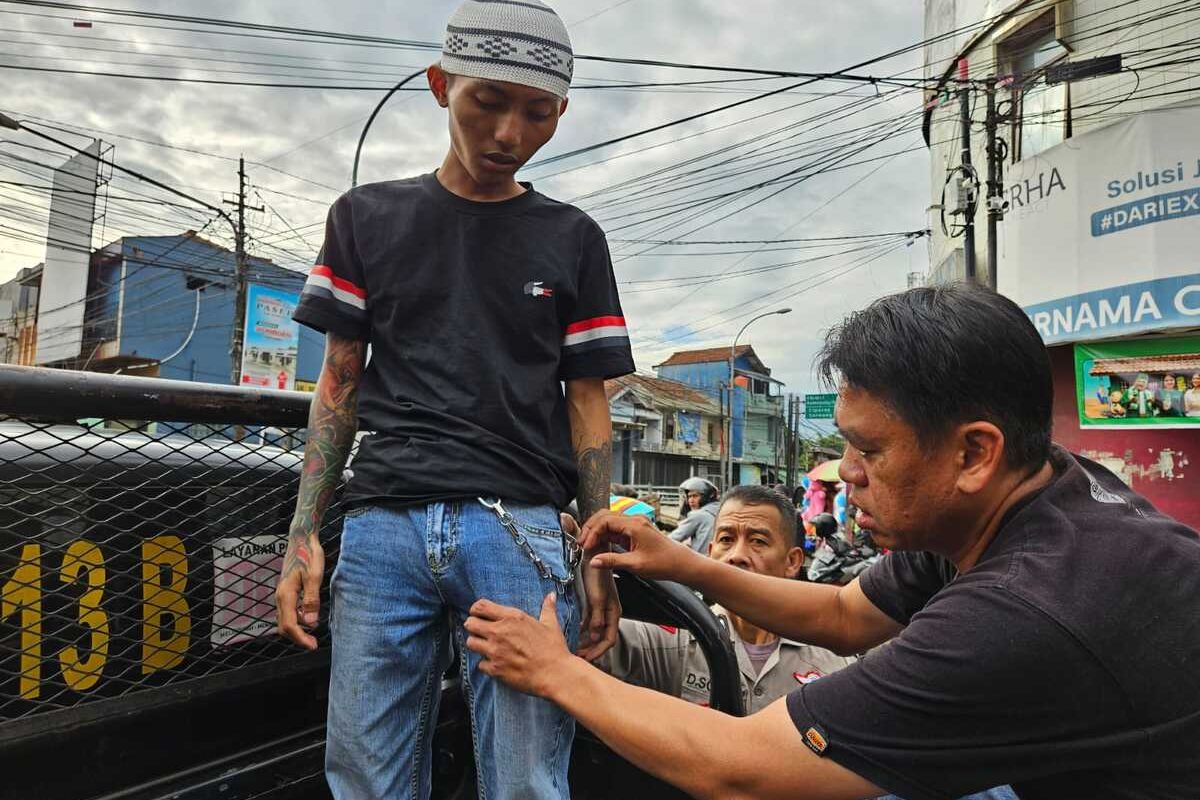 Dua orang pelaku pemalakan sejumlah pedagang yang berjualan di alun-alun Majalaya, Kabupaten Bandung, Jawa Barat, diamankan jajaran kepolisian, Rabu (19/3/2025)