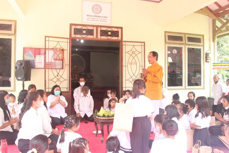 Pemotongan nasi kuning mengakhiri prosesi perayaan dan peringatan Waisak di Vihara Widya Loka di Dusun Ngroto, Sumogawe, Getasan, Kabupaten Semarang, Jawa Tengah, Senin (16/5/2022). Romo Pandito Sutrisno (baju kuning) memimpin doa dan memotong tumpeng tersebut.