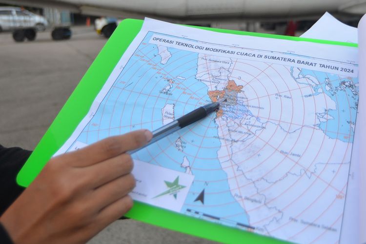 Pancing Awan Hujan, 10.400 Ton Garam di Semai ke Langit Sumsel