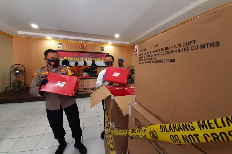 Polres Serang mengungkap kasus penggelapan ribuan pasang sepatu sport