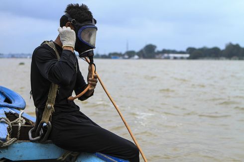 Bertaruh Nyawa Demi Berburu Harta Karun di Gelapnya Dasar Sungai Musi