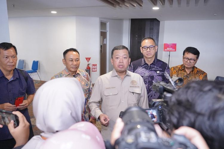 Menteri ATR/Kepala BPN, Nusron Wahid, akan mengevaluasi tata ruang Sumatera pasca bencana banjir dan longsor, saat ditemui awak media selepas acara Indonesia Punya Kamu di Universitas Diponegoro (UNDIP), Jawa Tengah, Selasa (02/12/2025).