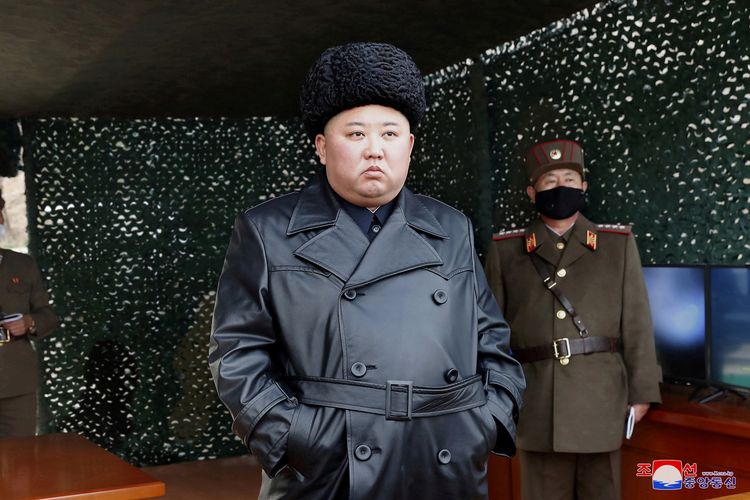 Pemimpin Korea Utara Kim Jong Un mengunjungi latihan artileri jarak jauh di lokasi yang tak diketahui, dalam rilis foto dari kantor berita KCNA pada 2 Maret 2020.