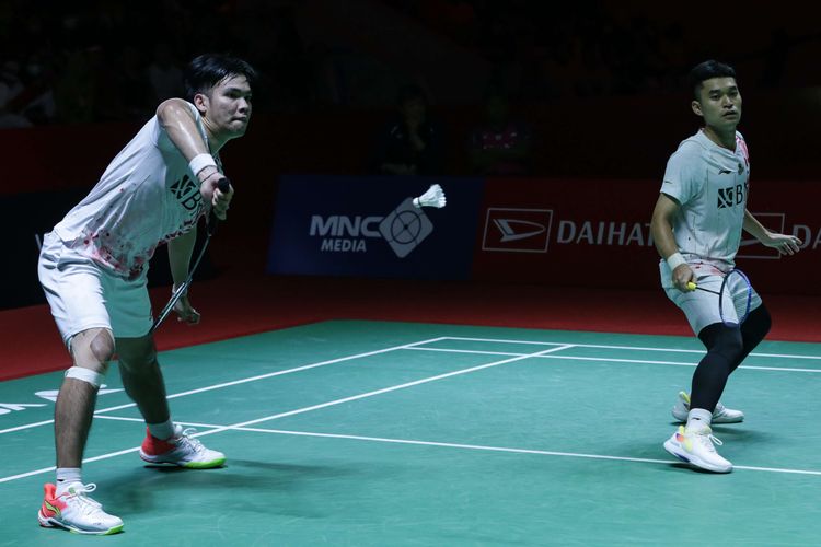 Ganda putra Indonesia, Leo Rolly Carnando/Daniel Marthin bertanding melawan wakil Jepang, Takuro Hoki/Yugo Kobayashi pada pertandigan semifinal Indonesia Masters 2023 di Istora Senayan, Jakarta, Sabtu (28/1/2023). Leo/Daniel melaju ke final setelah menang dengan skor 18-21, 21-17, dan 21-3.