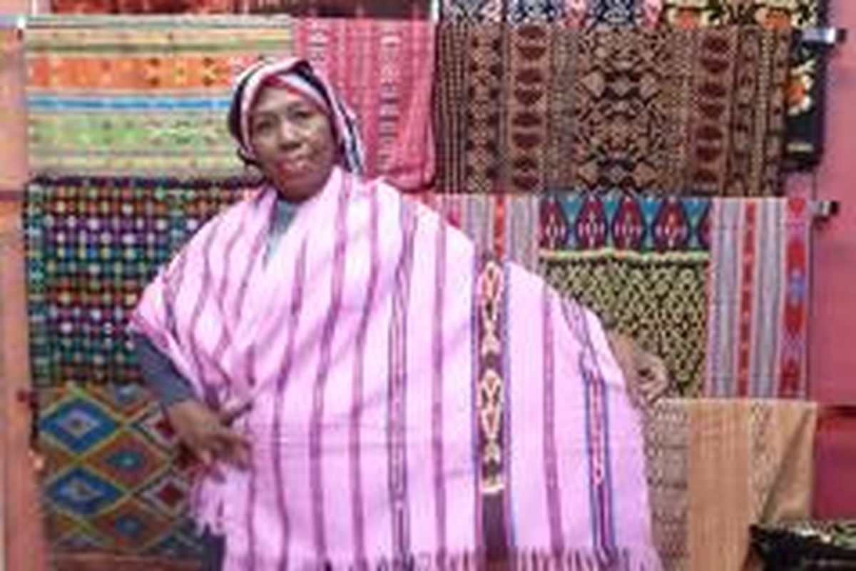 Syariat Libana, penemu pewarna alami kain tenun khas Alor, Nusa Tenggara Timur.