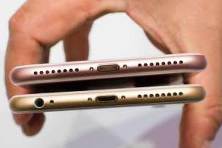iPhone 7 (atas) tidak memilki port audio 3,5 milimeter, sedangkan iPhone 6S (bawah) masih memilikinya