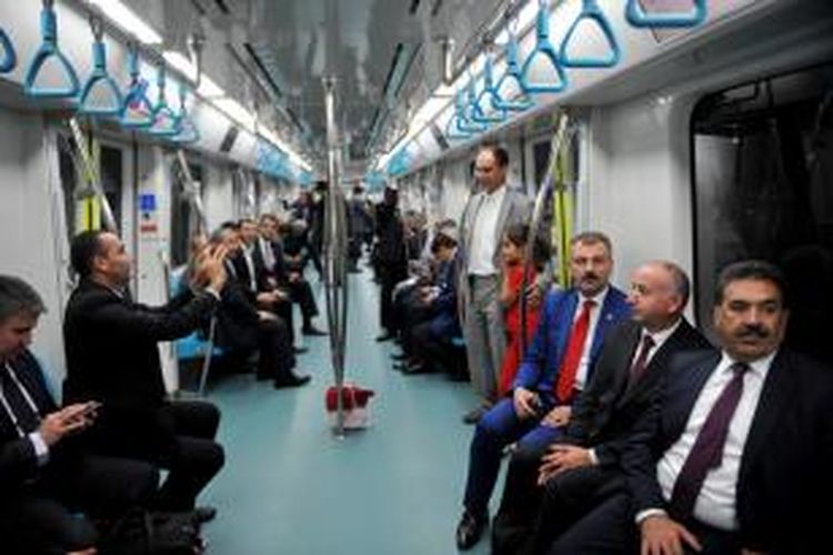 Warga Istanbul mencoba kereta api yang melintasi terowongan bawah laut di Selat Bosphorus yang menghubungan benua Eropa dan Asia. 