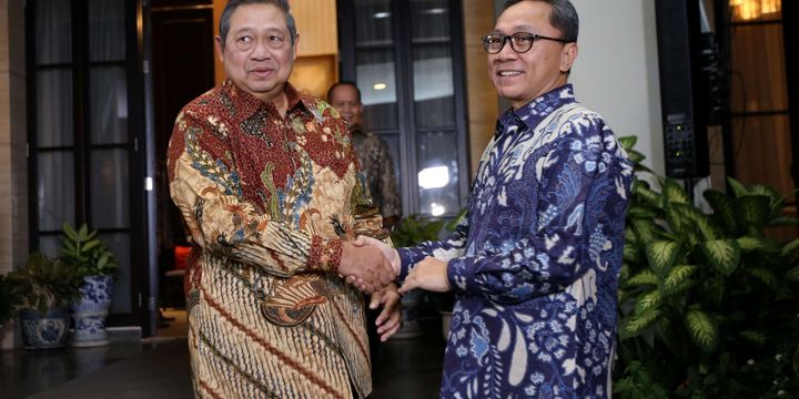 Ketua Umum Partai Amanat Nasional, Zulkifli Hasan tiba di kediaman Ketua Umum Partai Demokrat Susilo Bambang Yudhoyono di Mega Kuningan, Jakarta Selatan, Rabu (25/7/2018).