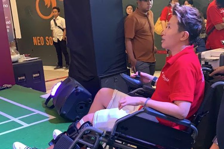 Legenda bulu tangkis Indonesia, Liliyana Natsir, saat memakai bantuan kursi roda seusai menjalani operasi Anterior Cruciate Ligament (ACL) dan Medial Collateral Ligament (MCL) di Neo Soho, Central Park, Jakarta Barat, pada Sabtu (10/6/2023).