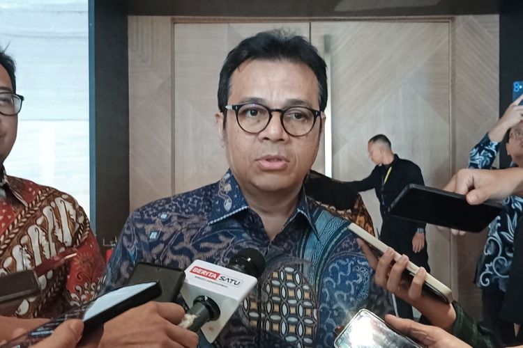 Wamenkomdigi Nezar Patria memberikan keterangan usai menghadiri workshop pemanfaatan AI untuk jurnalistik di Jakarta, Kamis (24/9/2025). 