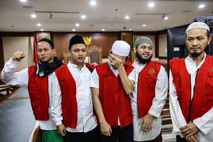 Terdakwa kasus pengeroyok pegiat media sosial Ade Armando, Komar (kiri), Al Fikri Hidayatullah (kedua dari kiri), Muhannad Bagja (tengah), Abdul Latif (kedua dari kanan), dan Marcos Iswan (kanan) usai menjalani sidang vonis di Pengadilan Negeri Jakarta Pusat, Kamis (1/9/2022). Majelis hakim menjatuhkan hukuman pidana selama 8 bulan penjara dikurangi masa tahanan.