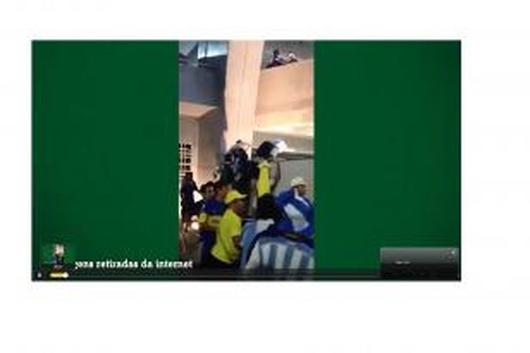 Puluhan fans Argentina memaksa masuk stadion Maracana, Rio de Janeiro, Brasil, Minggu (15/6/2014) waktu setempat atau Senin (16/6/2014) dini hari WIB, untuk menonton laga Argentina-Bosnia Herzegovina