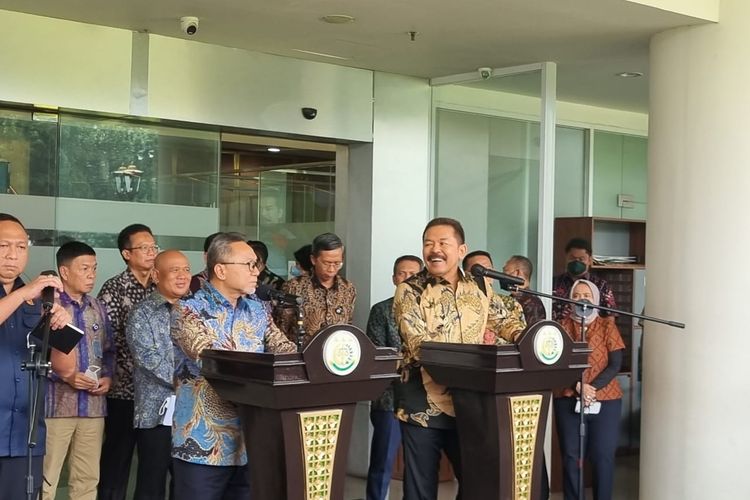 Jaksa Agung Republik Indonesia Sanitiar Burhanuddin (batik cokelat) dan Menteri Perdagangan Zulkifli Hasan (batik biru) di Lobi Gedung Kejaksaan Agung, Jakarta, Jumat (16/9/2022).