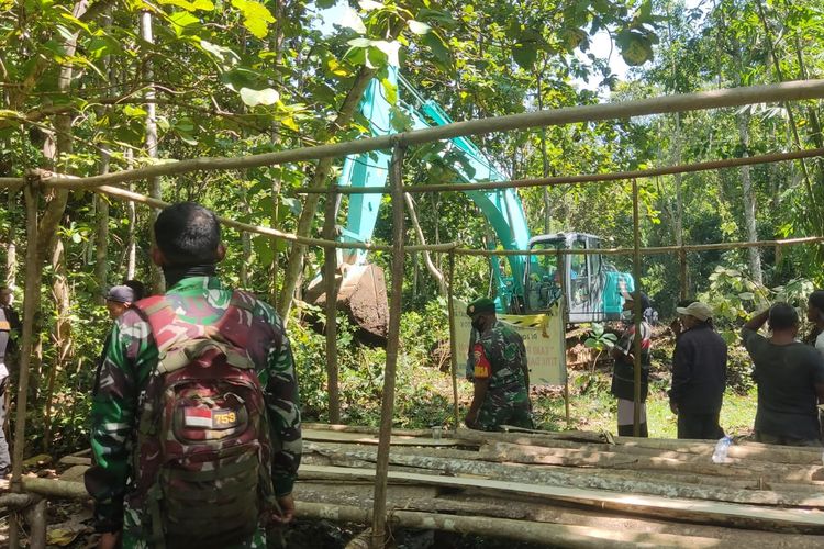 Foto : Warga mengadang exavator dan aparat keamaman saat memasuki wilayah perkebunan di hutan Bowosie di Labuan Bajo, Kabupaten Manggarai Barat, NTT, pada Rabu (21/4/2022).