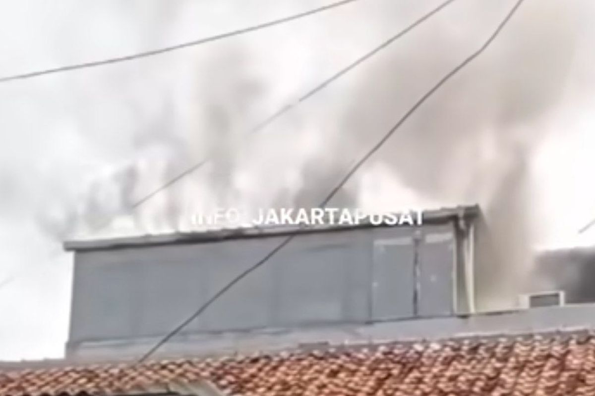 Tangkapan layar kebakaran di home industry produk bawang goreng di kawasan Kemayoran, Selasa (9/5/2023). (Sumber: Instagram @info_jakartapusat) 