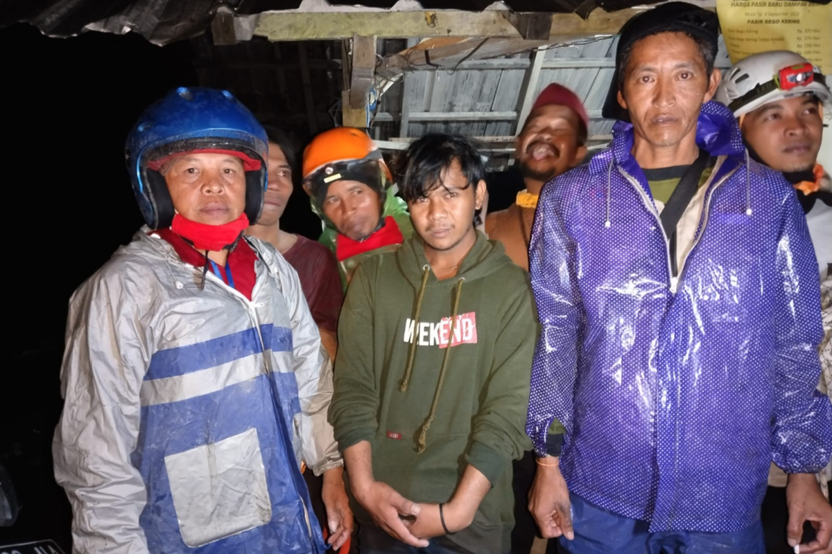 Candra (jaket hijau) berhasil dievakuasi setelah dua jam terjebak banjir lahar Semeru