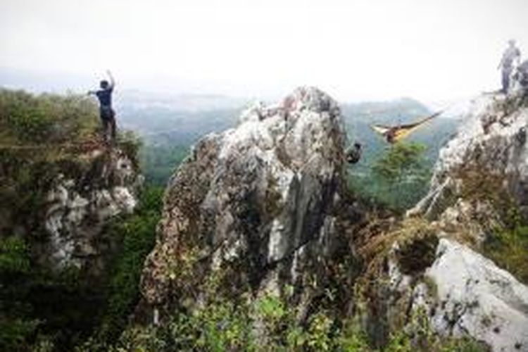 Aktivitas olahraga ekstrem highline di Gunung Hawu.