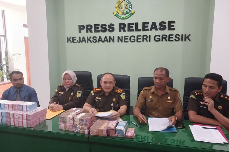 Kepala Kejari Gresik Nana Riana (tengah), Kasi Pidsus Kejari Gresik Alifin Nurahmana Wanda (kanan) dan kuasa hukum Ryan Febrianto, Rizal Hariyadi (kiri), di kantor Kejari Gresik, Jawa Timur, Senin (9/9/2024).