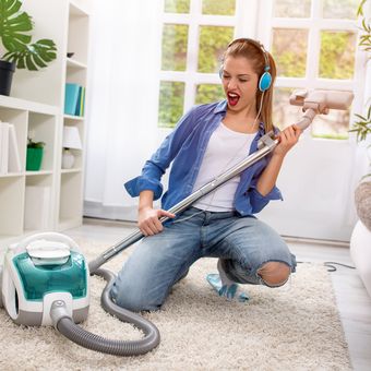 Ilustrasi membersihkan rumah sambil mendengarkan musik, Ilustrasi vacuum cleaner, ilustrasi membersihkan karpet. 