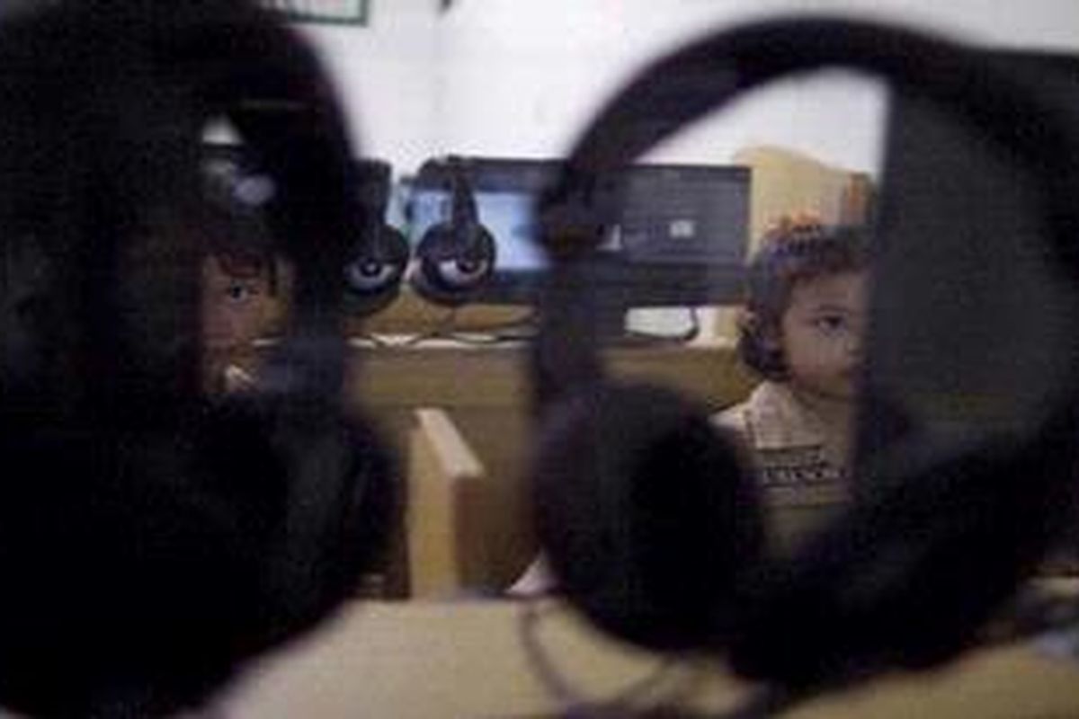 Murid kelas 1 SD Negeri 01 Menteng, Jakarta Pusat, Kamis (10/1) mengikuti pelajaran komputer. Sebanyak 1.305 sekolah berstatus Rintisan Sekolah Bertaraf Internasional (RSBI masih boleh beroperasi dengan masa transisi sampai Juni 2013. Sebanyak 49 sekolah RSBI terdapat di Jakarta. KOMPAS/AGUS SUSANTO