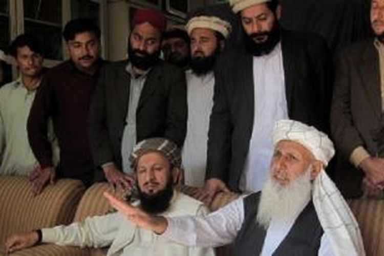 Para anggota Taliban Pakistan di Akora Khattak pada 17 Februari 2014
