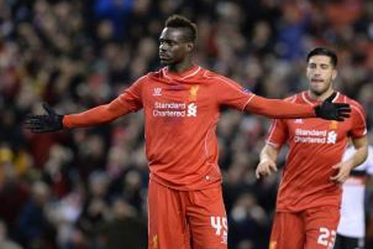 Penyerang Liverpool, Mario Balotelli, merayakan golnya seusai mencetak gol ke gawang Besiktas, pada leg pertama babak 32 besar Liga Europa, Kamis atau Jumat (20/2/2015) dini hari WIB. 