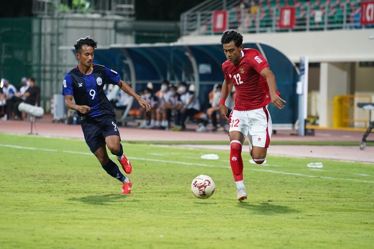 Penyerang Kamboja, Sieng Chanthea (kiri), berusaha menghadang laju pemain Indonesia, Arhan, saat kedua tim bertemu dalam penyisihan Grup B Piala AFF 2020 di Bishan Stadium, Singapura, Kamis (9/12/2021). Sore ini, Jumat (23/12/2022), Indonesia akan menghadapi Kamboja pada laga penyisihan Grup A Piala AFF 2022 di Stadion Utama Gelora Bung Karno, Senayan, Jakarta, pukul 16.30 WIB.