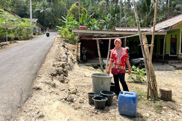 Menanti Bantuan Air Bersih, Warga Pangandaran Siapkan Ember dan Jeriken di Pinggir Jalan