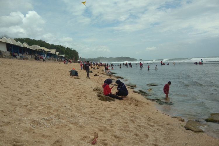 Suasana Pantai Sepanjang, Tanjungsari, Gunungkidul Selasa (1/1/2019)
