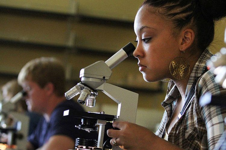 Mahasiswa Biologi Southern Arkansas University dengan mikroskop. 