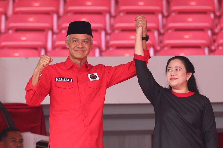 Bakal calon presiden dari PDI-P Ganjar Pranowo dan Ketua DPP PDI-P Puan Maharani dalam acara puncak peringatan Bulan Bung Karno di Stadion Utama Gelora Bung Karno, Jakarta, Sabtu (24/2/2023).