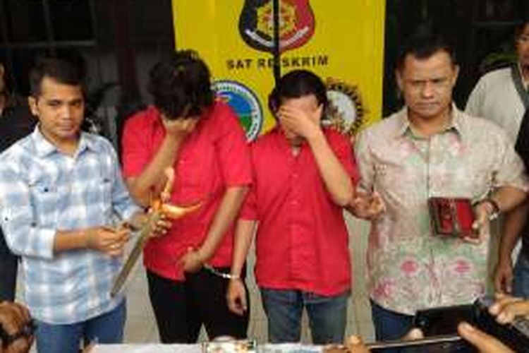 Jul alias Gus Leleono bersama rekannya diamankan di Mapolrestabes Surabaya atas tuduhan melakukan penipuan dengan motif menggandakan emas.