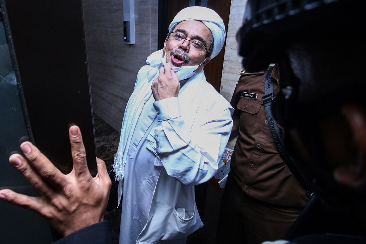 Terdakwa Rizieq Shihab memasuki gedung Bareskrim Polri usai menjalani sidang tuntutan di Jakarta, Kamis (3/6/2021). Pada sidang tersebut JPU menuntut Rizieq Shihab pidana penjara selama enam tahun untuk kasus tes usap RS UMMI, Bogor. ANTARA FOTO/Rivan Awal Lingga/wsj.