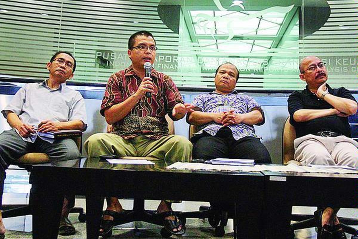 Anggota Satgas Pemberantasan Mafia Hukum, Mas Achmad Santosa dan Yunus Husein, Sekretaris Satgas Denny Indrayana, dan Adnan Pandu Praja dari Komisi Kepolisian Nasional (kanan ke kiri) memberikan keterangan kepada wartawan di Kantor PPATK, Jakarta, Minggu (28/3). Satgas meminta masyarakat terus mengawal kasus Gayus Tambunan agar dapat berjalan dengan cepat dan mampu mengungkap kebenaran yang sesungguhnya.