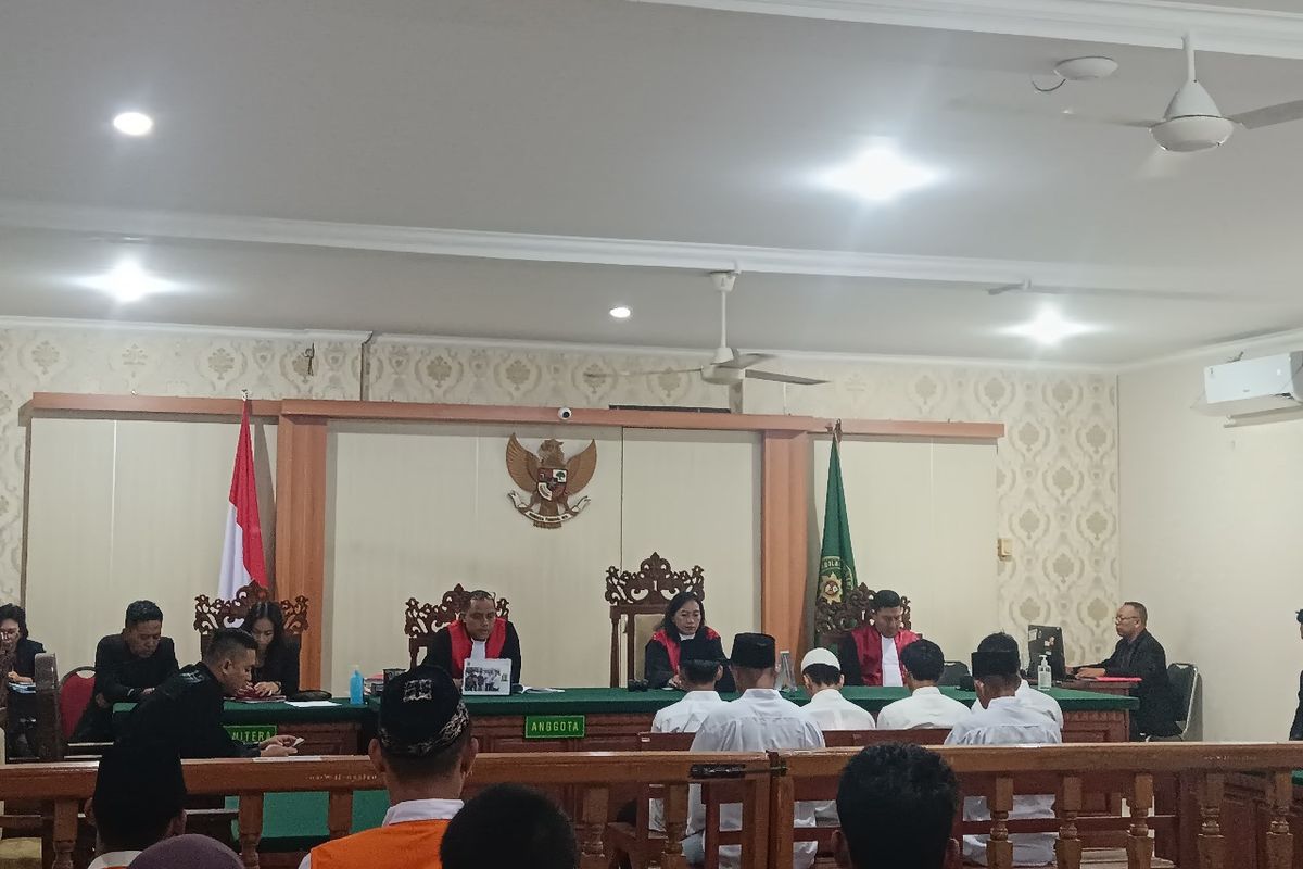Suasana sidang saat enam anggota perguruan silat mendengar putusan majelis hakim dalam kasus pembunuhan terhadap seorang pemuda, Adhi Putra Krismawan (23), yang digelar di Pengadilan Negeri Denpasar, Bali, pada Kamis (18/7/2024). Kompas.com/ Yohanes Valdi Seriang Ginta