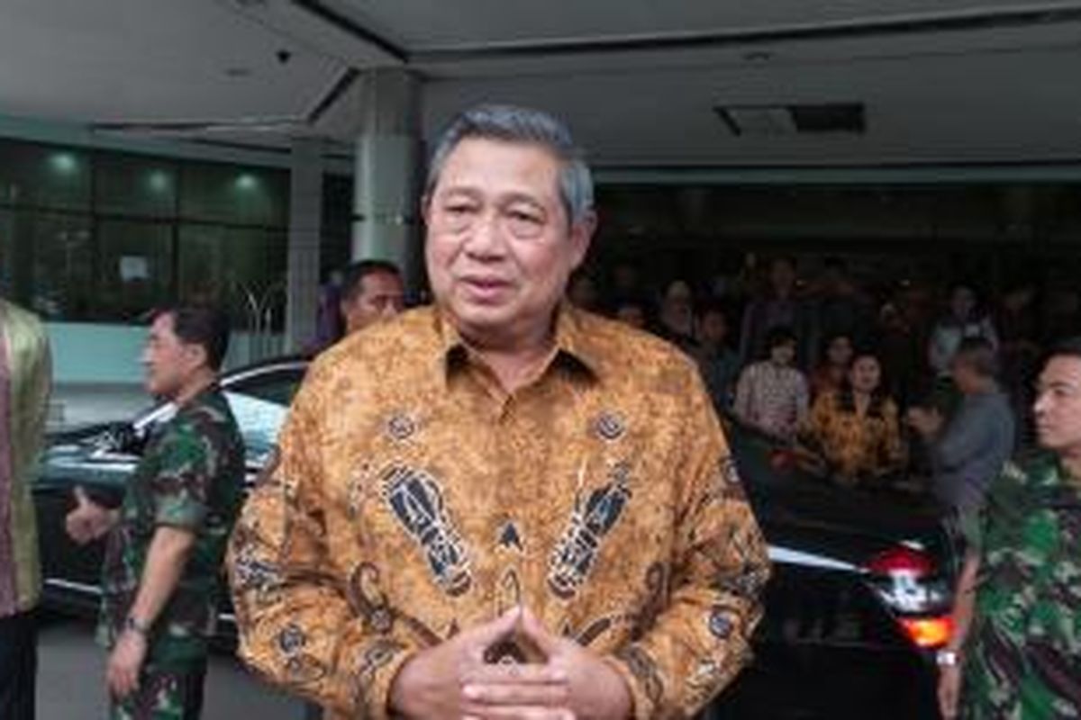 Presiden ke-6 RI Susilo Bambang Yudhoyono menjenguk Presiden ke-3 RI BJ Habibie di RSPAD Gatot Subroto, Kamis (30/10/2014) sore