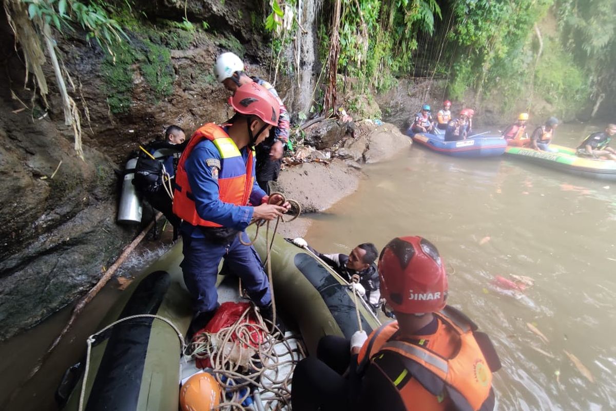 Tim SAR gabungan tengah mencari bocah berinisial F (11) yang diduga hanyut di Kali Ciliwung, Kemiri Muka, Depok, pada Rabu (14/2/2023).