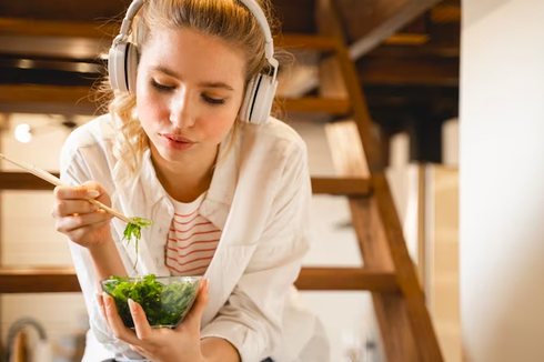 Mendengarkan Musik Bisa Mencegah Makan Berlebihan, Kok Bisa?