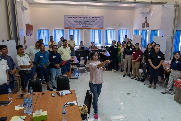 Musim Mas bekerja sama dengan organisasi nirlaba global yang berfokus pada pemenuhan hak dan martabat pekerja, Dignity in Work For All (DIWA) untuk menyelenggarakan sejumlah kegiatan, seperti penilaian, diskusi kelompok terarah bersama pekerja, serta pelatihan bagi anggota Komite Gender dan pekerja, baik di kebun maupun pabrik.