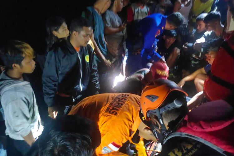 Tim SAR Padang melakukan evakuasi korban hanyut air bah di Lubuk Hitam, Padang, Jumat (26/3/2021) malam