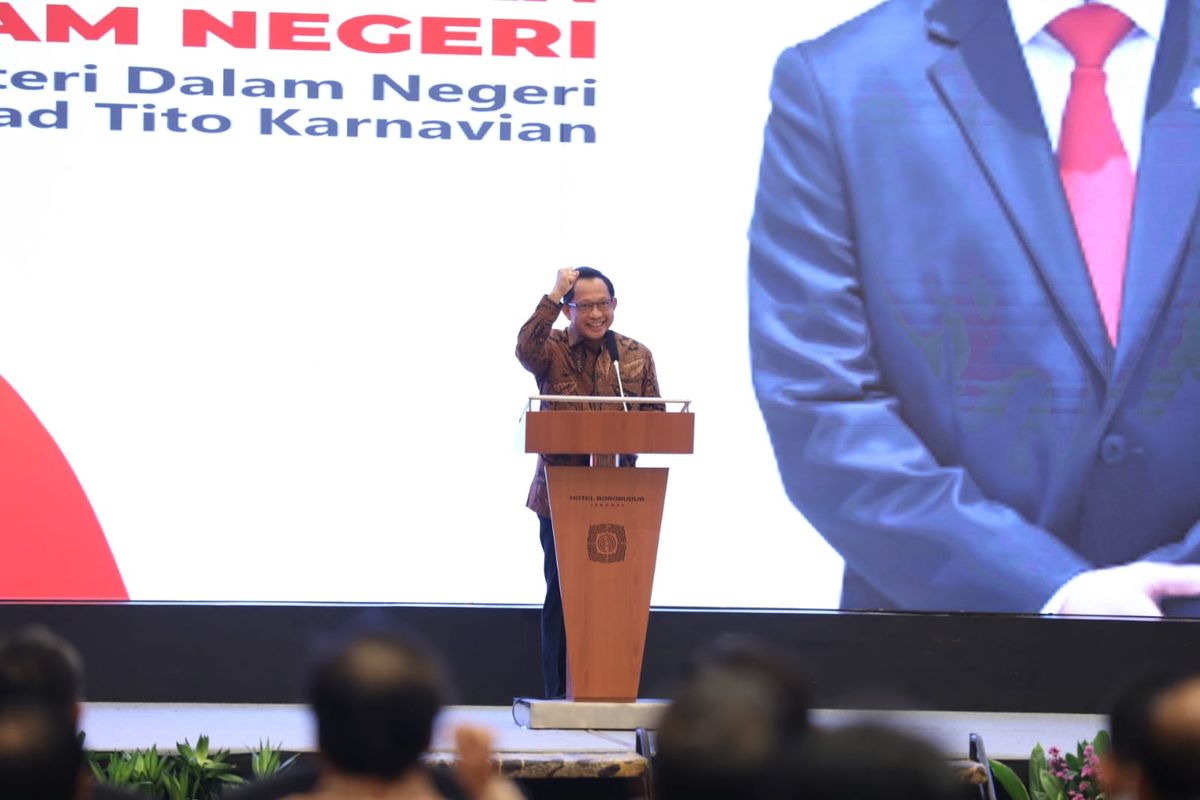 Menteri Dalam Negeri (Mendagri) Muhammad Tito Karnavian dalam acara Pelantikan Dewan Pengurus Nasional Asosiasi DPRD Kabupaten Seluruh Indonesia (ADKASI) Periode 2025?2030 dan Seminar Nasional ADKASI di Hotel Borobudur, Jakarta, Kamis (19/6/2025). 
