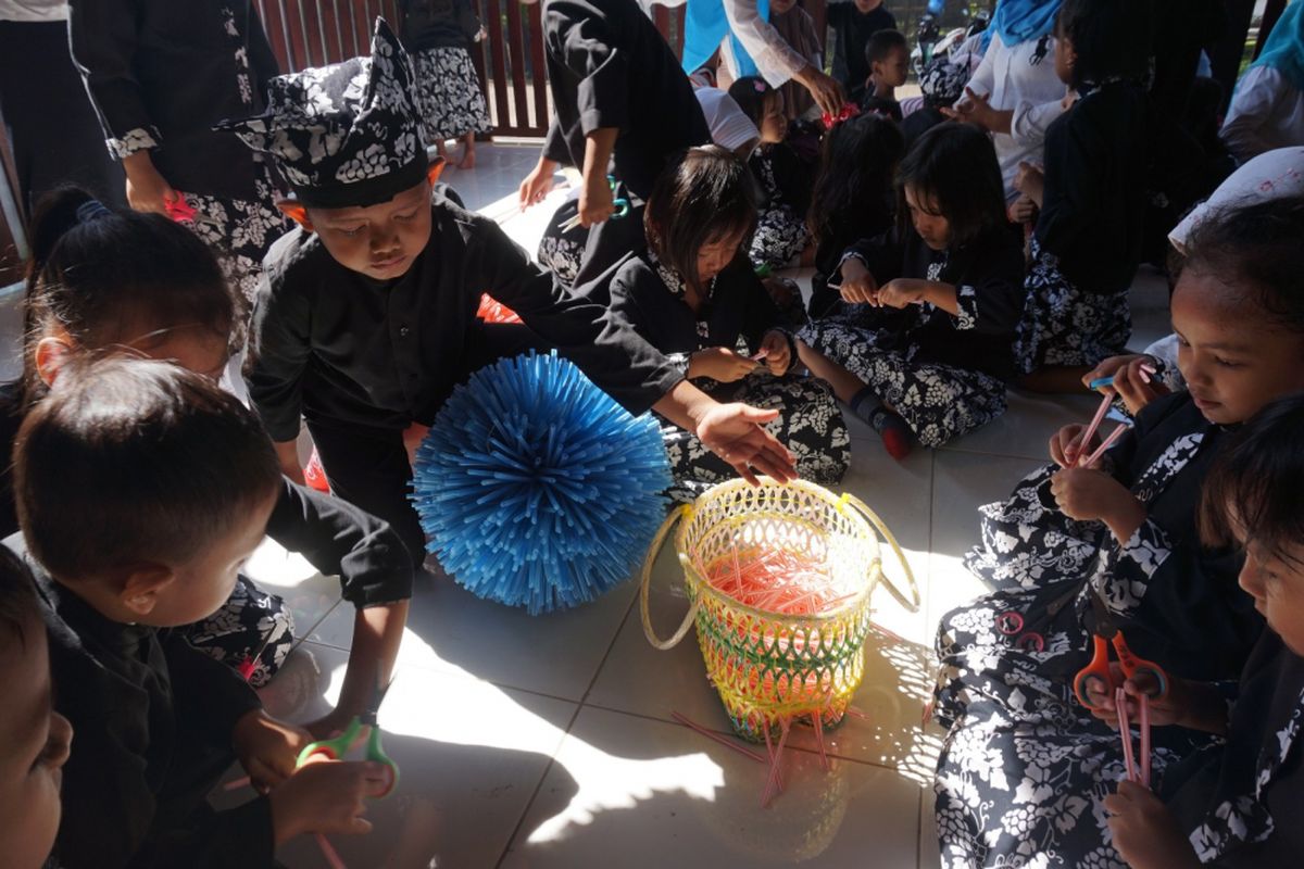 Para siswa PAUD Blambangan sedang menggunting sedotan bekas di Bank Sampah Rabu (6/2/2019)