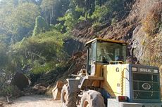 Longsor Tutup Jalan Nasional Trans Flores, Kendaraan Tak Bisa Melintas