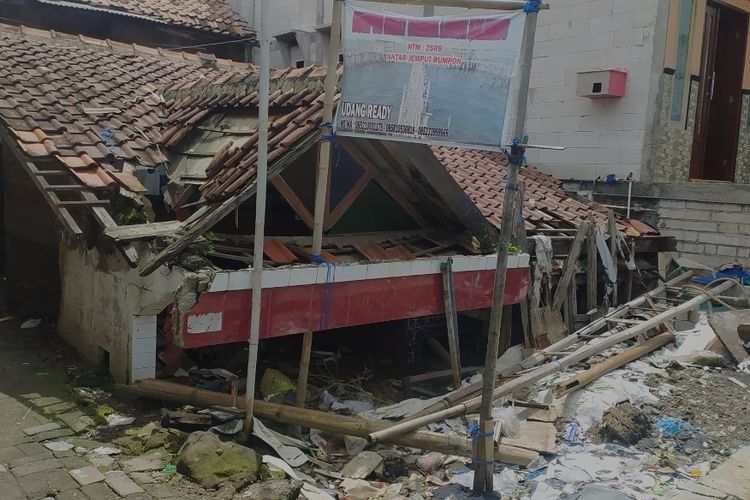 Rumah warga Tambaklorok hanya terlihat atapnya karena penurunan permukaan tanah. Selasa (31/5/2022)