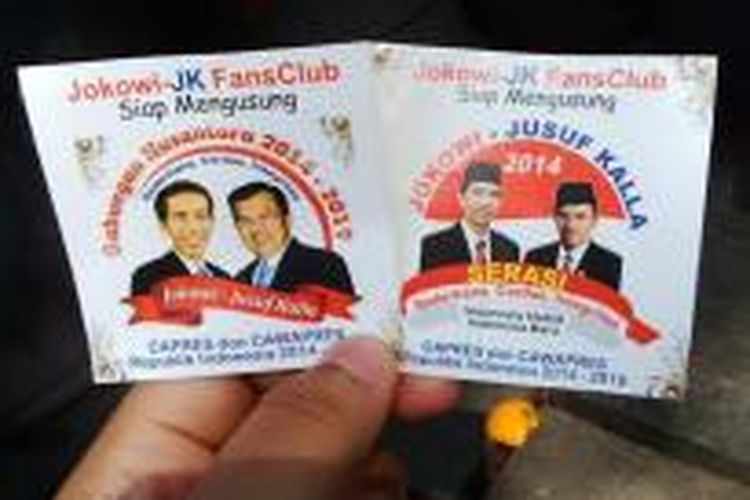Stiker yang bergambar bakal calon presiden Joko Widodo dan mantan Wakil Presiden Jusuf Kalla beredar di Taman Suropati, Minggu (20/4/2014) pagi. Warga terkejut dengan persebaran stiker tersebut.